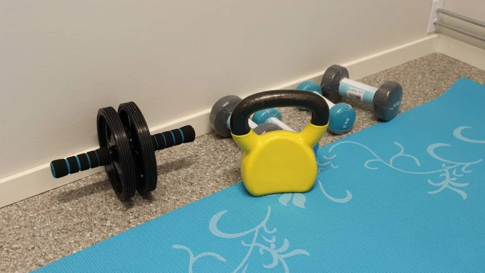 REDSKAP. Hantlar och yogamattor är ytterligare redskap för brukarna på Småstugegränd.