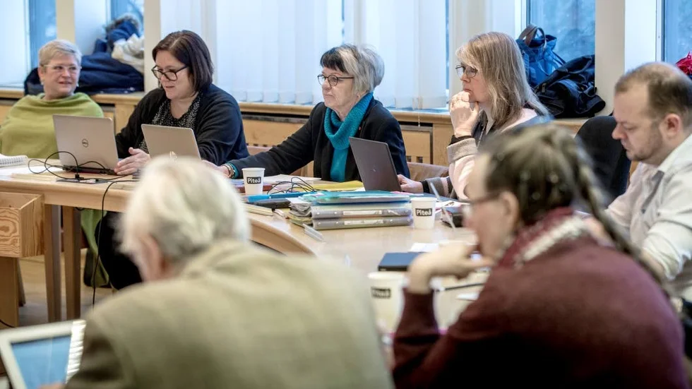 SVÅRA BESLUT. "Troligen har ledamöterna i Landsbygds- och skolpartiet, Liberalerna och Sjukvårdspartiet sovit, ägnat sig åt annat under våra tidigare sammanträden", skriver S, V och Mp i sitt gemensamma inlägg om Svenska balettskolan. (Arkivbild)