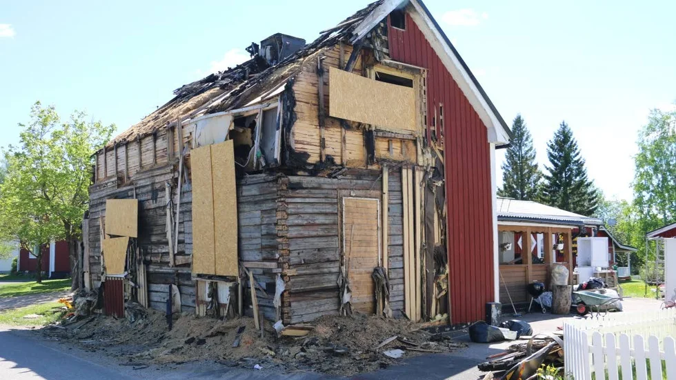 Brandhus. Den sista september skulle det brandhärjade huset på Strömsborg vara rivet, men så har inte skett. Nu vänder sig Piteå kommun till kronofogden, men fastighetsägaren säger att han ska anlita en rivningsfirma.