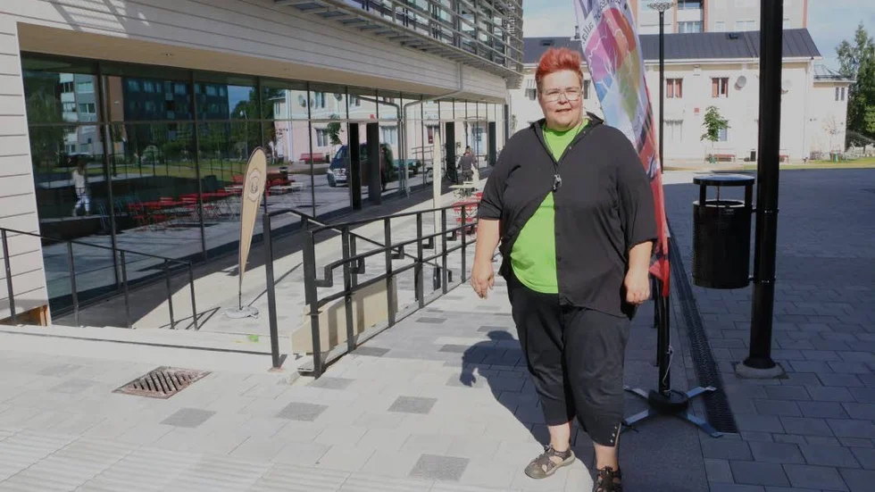Flyttas. Parkchefen Ulrika Bohman var på plats vid Kaleido på måndagen för att instruera parkarbetare som nu ska flytta sinusplattorna, ledstråken för synnedsatta.
