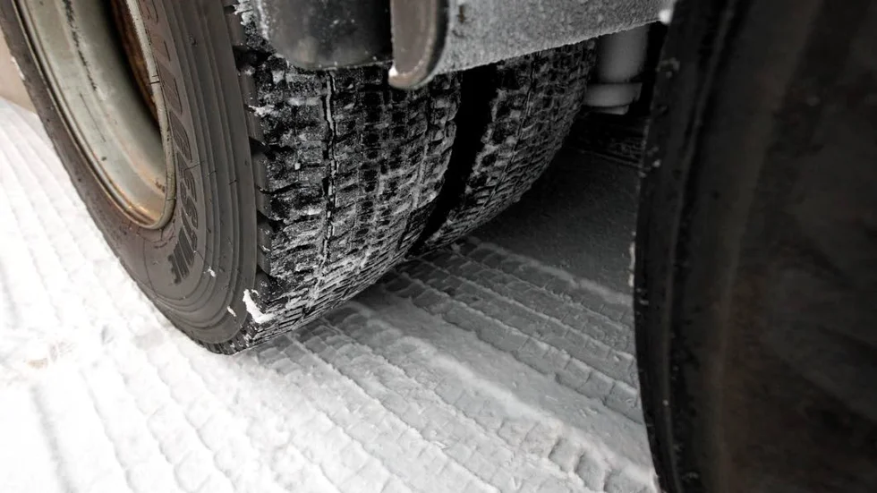 Ändring. I dag räcker det med att vinterdäck sitter på fordonets drivaxlar. Men förslaget är att det blir krav på vinterdäck på samtliga hjul på tunga fordon.