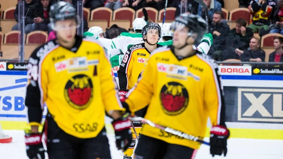 OTUR. Joonas Jalvanti råkade styra in Rögles kvitteringspuck med skridskon.