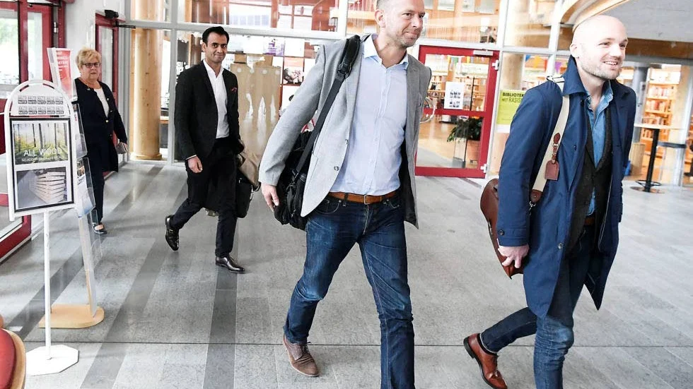 Intensiv vecka. Northvolts representanter Jesper Wigardt, Peter Carlsson (vd) och Emad Zand kom direkt från flyget för mötet med kommunfullmäktige. I bakgrunden Skellefteå kommunalråd Maria Marklund.