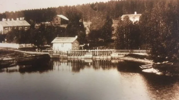 Ny kvarn. Skvaltkvarnen som fanns vid Alters bruk före 1895, då den nya kvarn som finns än i dag kom till.