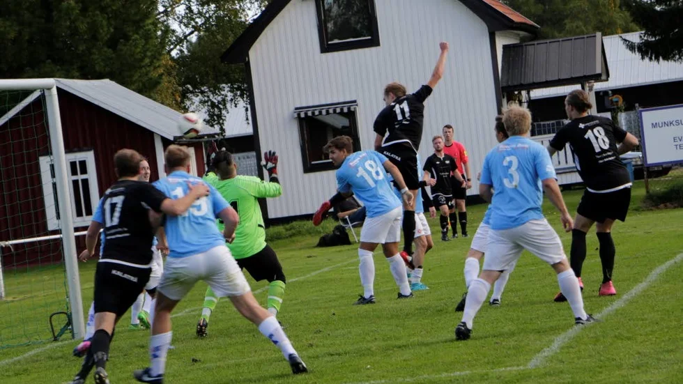 KVAL. Andreas Olofsson nickar in ett mål för Lillpite i nyckelmatcen mot Harads. Lillpite är obersegrat under höstomgången och inleder kvalet till division 3 med bortamatch mot Robertsfors. (arkivbild)