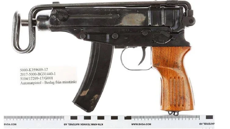 Vapen. Denna laddade kulsprutepistol hade den åtalade 25-åringe med sig på krogen i Luleå