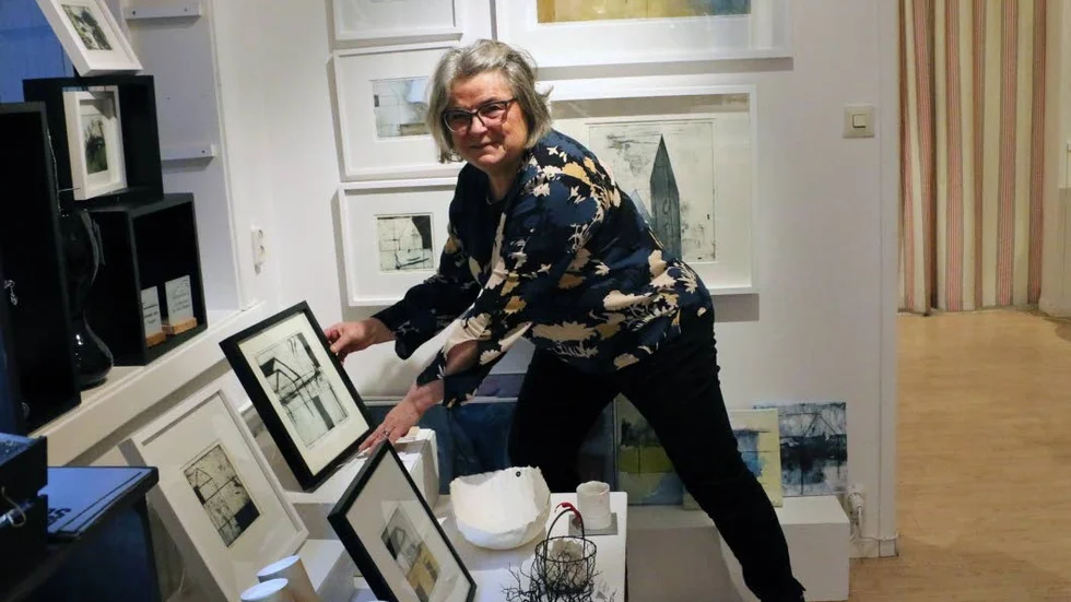 Catharina Johansson Berg framför sina alster.