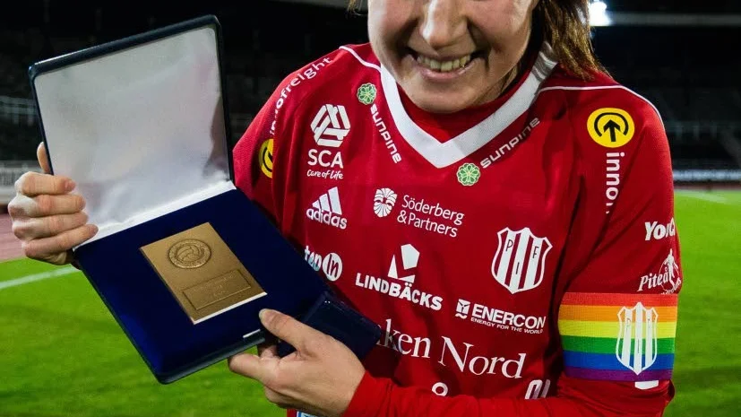 BRONS. Lagkapten Josefin Johansson visar upp medaljen för tredje året i rad.