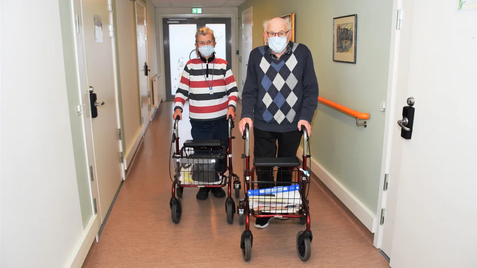 Tage Andersson, 82, och Ingrid Olofsson, 84, utanför sina lägenheter på Movägen.