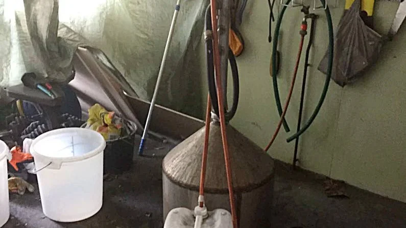 Ångerfull. Den åtalade sa under rättegången att han fattat en rad dumma beslut som lett fram till att han blev spritfabrikant men att han lärt sig sin läxa.