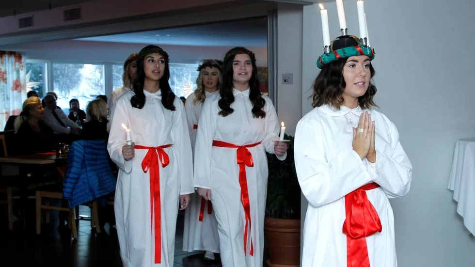 Olivia Sandberg tätt följd av Emmy Lundberg och Caroline Bengtsson.