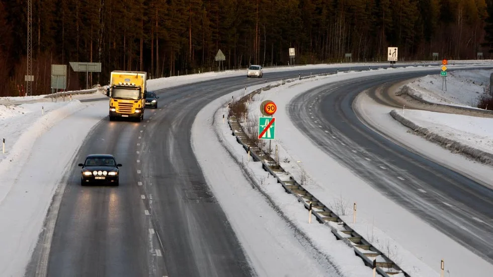 Blött. E4 saltas mest hela tiden. Det är dock den enda vägen i Piteå älvdal där man gör det hela tiden. Men även väg 374 och Timmerleden kan saltas beroende på omständigheterna.