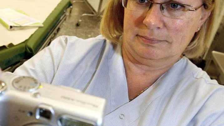 Dokumenteras. Skadorna fotograferas. Tidigare akutsjuksköterskan Åsa Sundqvist visar. (Arkivbild)