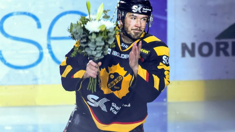 JUBILEUM. Jimmie Ericsson är tillbaka i Skellefteå AIK efter skada, prisades under lördagen efter att ha spelat 500 matcher.