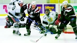 Johan Hemstad, nummer 21, tampas framför Motalakassen. Segersiffrorna i träningsmatchen blev 6-1. Foto: Niclas Sandberg