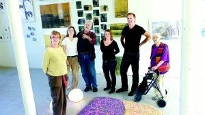Helena Forsberg, Anneli Lindberg, Stefan Teleman, Åsa Lagerström Winterqvist, Jonny Olsson Grundström och Liisa Chaudhuri ställer ut gamla och nya verk i den gemensamma utställningen Reakonst på Plankgatan. Även Ann-Lis Enlund - som inte finns med på bilden - deltar i utställningen. Foto: Janne Forsby