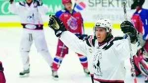 Joakim Ohlsson slog till direkt i hockeypremiären. "Jocke" fixade tre poäng i segermatchen borta mot Skå i Ekerö. Foto: Jan Forsby