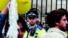 Vaksamhet. Efter terrorattentaten råder högsta beredskap i Storbritannien. Terrorn utmanar demokratin. Foto: Simon Dawson/Scanpix