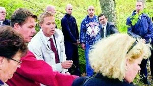 Den 23 oktober meddelar hovrätten domen mot Tuncay Ipek (i mitten av bilden). Bilden är från hovrättens vallning av Ipek på platsen där Cajsa hittades mördad.
Foto: Janne Forsby