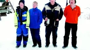 Klassegrarna i klubbmästerskapet. Med bucklan KM-vinnaren Bengt-Olof Karlsson tillsammans med seniorsegraren Lennart Lehnberg samt juniorettan Niklas Johansson och tävlingens enda dam Rut Snabb. Foto: Privat