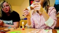 Anna Franzén har riktigt roligt, när hon försöker få ihop sin julkula, så att den blir någotsånär rund till formen.