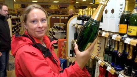 – Jag tänkte köpa musserande vin till både mig själv och mina föräldrar inför nyårsafton, berättade kunden Linda Augustsson, som här kollar in lite av sortimentet.