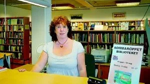 Bibliotekarie Marie Sääf tror att uttökade öppettider under sommaren är en av förklaringarna till att så många besöker biblioteket. Foto: Ellinor Lundmark