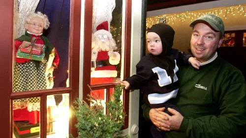 Nu tändas flera tusen juleljus... Åke Werner med yngste sonen Jonas vid det vackert juldekorerade huset på Skänningegatan i Vadstena.
