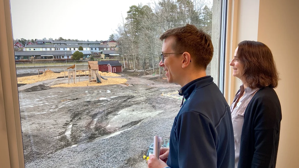 Peterslunds nya förskola stod klar under våren. Projektledaren Anders Wihag och rektorn Defne Koman Alm fotograferades när tidningen fick en rundtur i slutet av byggnationen.