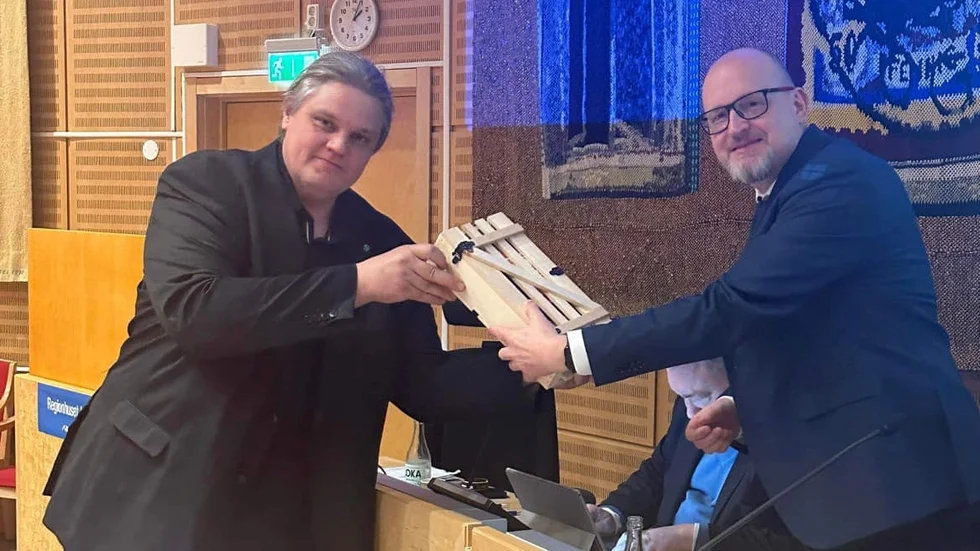 Magnus Häggblad, nyvald distriktsordförande, tackar norrbottniske riksdagsledamoten Johnny Svedin, Kalmar, för hans insatser som mötesordförande.