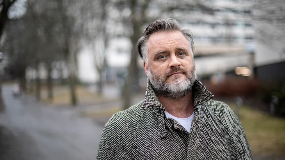 Emil Arvidson har skrivit boken "Svensk gangsterrap”. "Något av det svåraste för mig har varit frågan om vad jag kan skriva som vit och medelålders medelklassperson. Men jag tycker att vi i medierna inte har varit tillräckligt bra på att bevaka de här frågorna och då försöker jag göra min lilla bit av det. Den långsiktiga lösningen är en större mångfald inom medierna men där är vi inte i dag." 