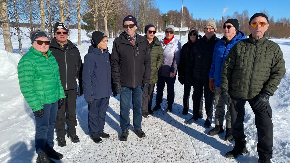 Tisdagen den 4 april gick elva personer motionspromenaden i ett fantastiskt vårvinterväder med klarblå himmel. Tio av deltagarna är med på bilden, den elfte deltagaren finns bakom kameran. 