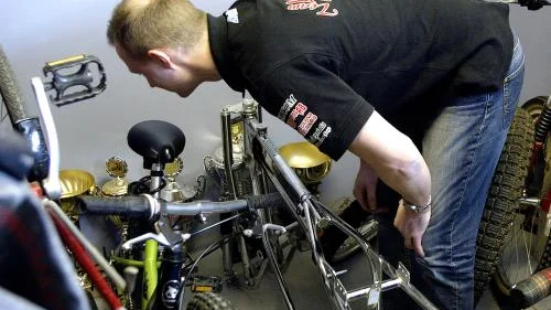Niklas Klingberg, ny speedwayförare i Piraterna.Corren bad att få se SM-pokalen, men den hittade inte Niklas. -Jag kanske aldrig fick nån.... Bild: ÅKE KARLSSON