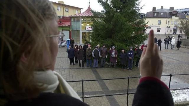 "Det lilla ljus jag har, det skall lysa klart", sjöng den lilla skaran på fem-i-tolv-mötet på Ödeshögs torg under ledning av Kristina Färdeman. Bild: CHRISTER ELDERUD
