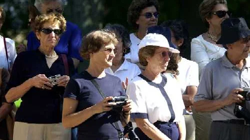 De italienska turister, som händelsevis befann sig i Vadstena på lördagen, väntade spänt för att få se drottning Silvia och kung Carl-Gustaf anlända till Klosterkyrkan. Bild: CHRISTER ELDERUD