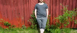 Han är steget efter sin egen berättelse