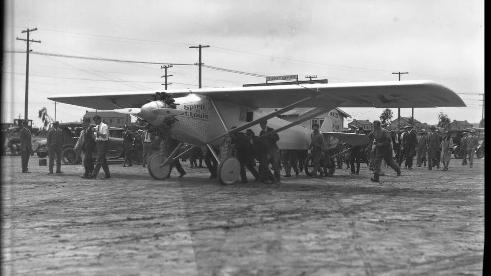 Testflygning. Några månader innan Charles Lindbergh genomförde sin flygning mellan New York till Paris 1927 testflög han sitt flygplan.