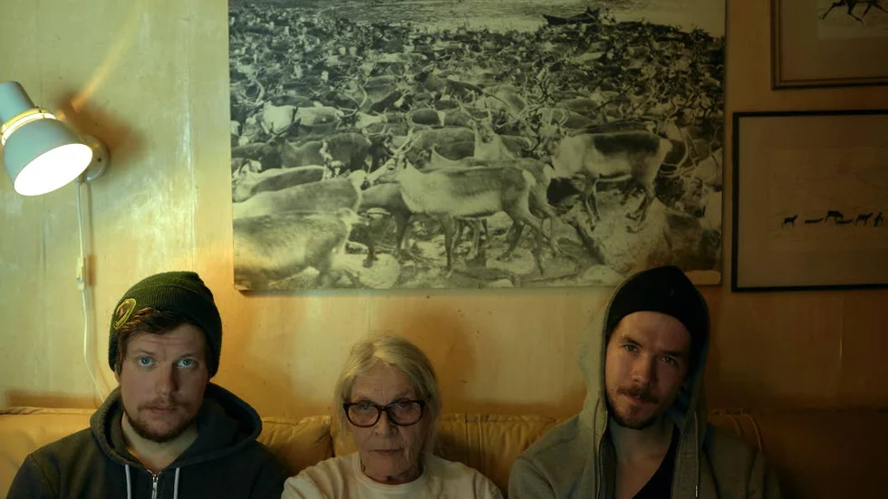 Hemma hos Maj Doris. Jon Blåhed, Maj-Doris Rimpi och Jimmy Sundin hemma hos Maj Doris i Parenjarka.