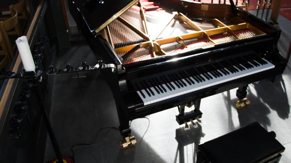 Steinway-flygel. Sedan en månad tillbaka är Nederluleå församling ägare av denna Steinway-flygel för 1, 2 miljoner.