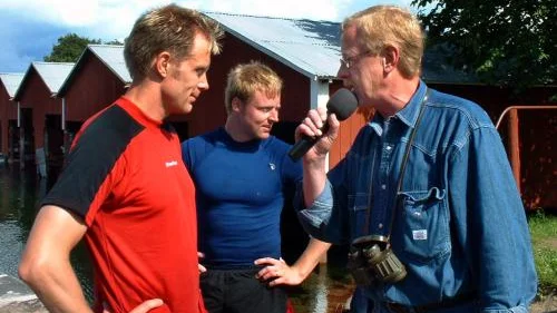 Två trötta segrare i Vätterrodden, Peo Svahn och Daniel Andersson,  tar ett snack med moderatorn Göran Lindqvist.