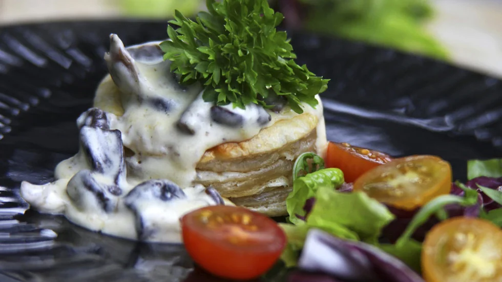 Bouchéer är bakverk av smördeg som är goda att fylla med krämig blandsvampstuvning.