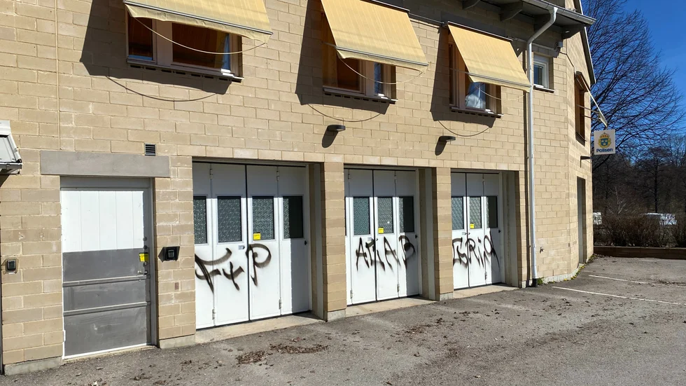 Denna syn mötte poliserna i Finspång när de kom till jobbet på onsdagsmorgonen. 
