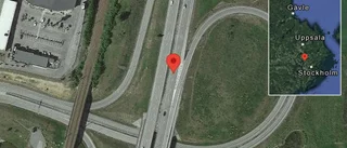 Personbil stillastående på E4 - helt stopp i ett körfält