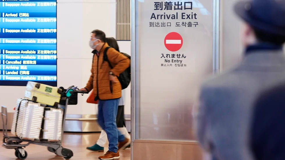 Anländande passagerare på Tokyos flygplats Haneda. Arkivbild.