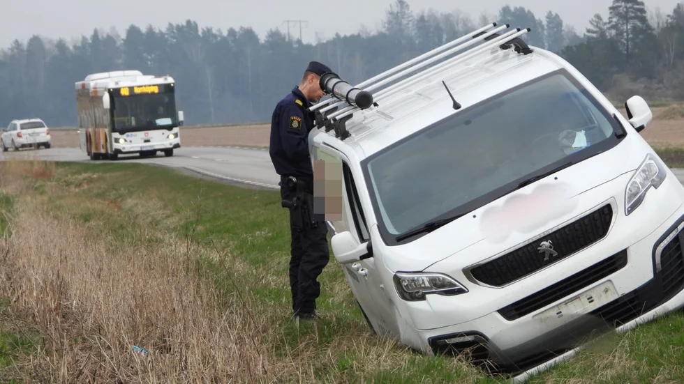 Polisen lyckades till slut preja mannen av vägen efter hans livsfarliga färd. Nu döms han av Norrköpings tingsrätt till rättspsykiatrisk vård.