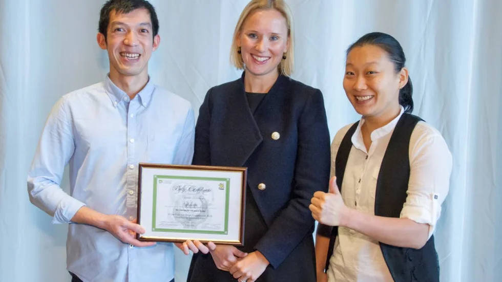 Vinnare. Prisutdelaren Caroline Andersson (S), kommunalråd, flankeras av Sheng Joevenller (t v) och Cathy Cheng som utvecklat appen Upsource tillsammans med Farshid Hassani Bijarbooneh (som ej kunde närvara).