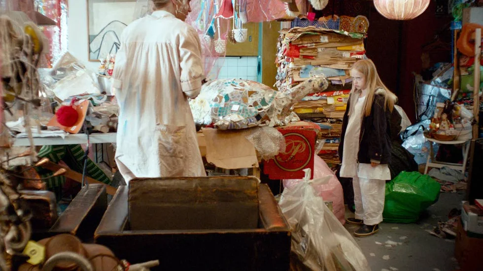 Ingen idyll. Hemma hos flickan Ti och hennes mamma är det rörigt och demonbefolkat. Maria Sundbom och Esther Quigley har en säregen relation i Suzanne Ostens nya film.