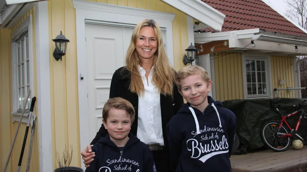 I Knivsta. Carin, Oscar och Viktor Årvik åkte hem lite före Magnus för att barnen skulle hinna med att hälsa på i sin Knivstaskola före påsk.