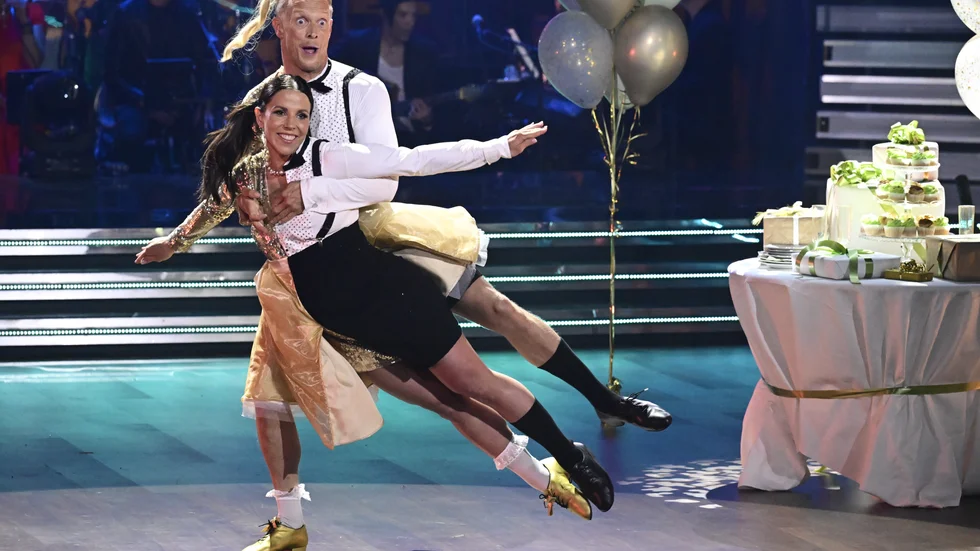 Charlotte Kalla och Tobias Karlsson har vunnit tv-tittarnas hjärtan under säsongen och trots att de slutade tvåa i finalen hyllas de.