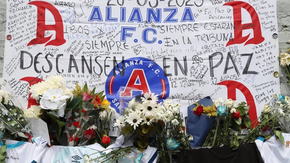 En minnesplats för personerna som miste livet i samband med matchen mellan Alianza och FAS på Monumental Stadium i Cuscatlan, El Salvador. Arkivbild.